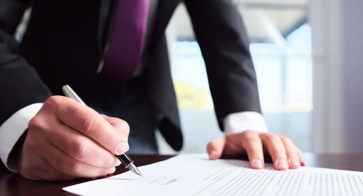 Kiedy zamawiający może odstąpić od umowy? Kluczowe warunki i przykłady