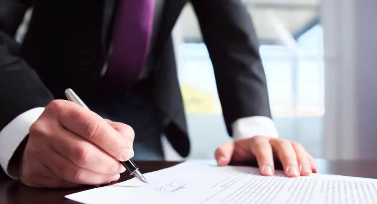 Kiedy zamawiający może odstąpić od umowy? Kluczowe warunki i przykłady