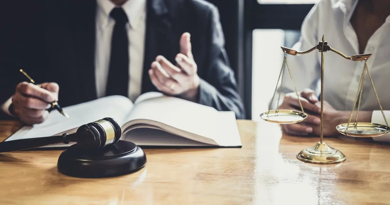 Ile kosztuje przekazanie darowizny u notariusza? Sprawdź ukryte opłaty